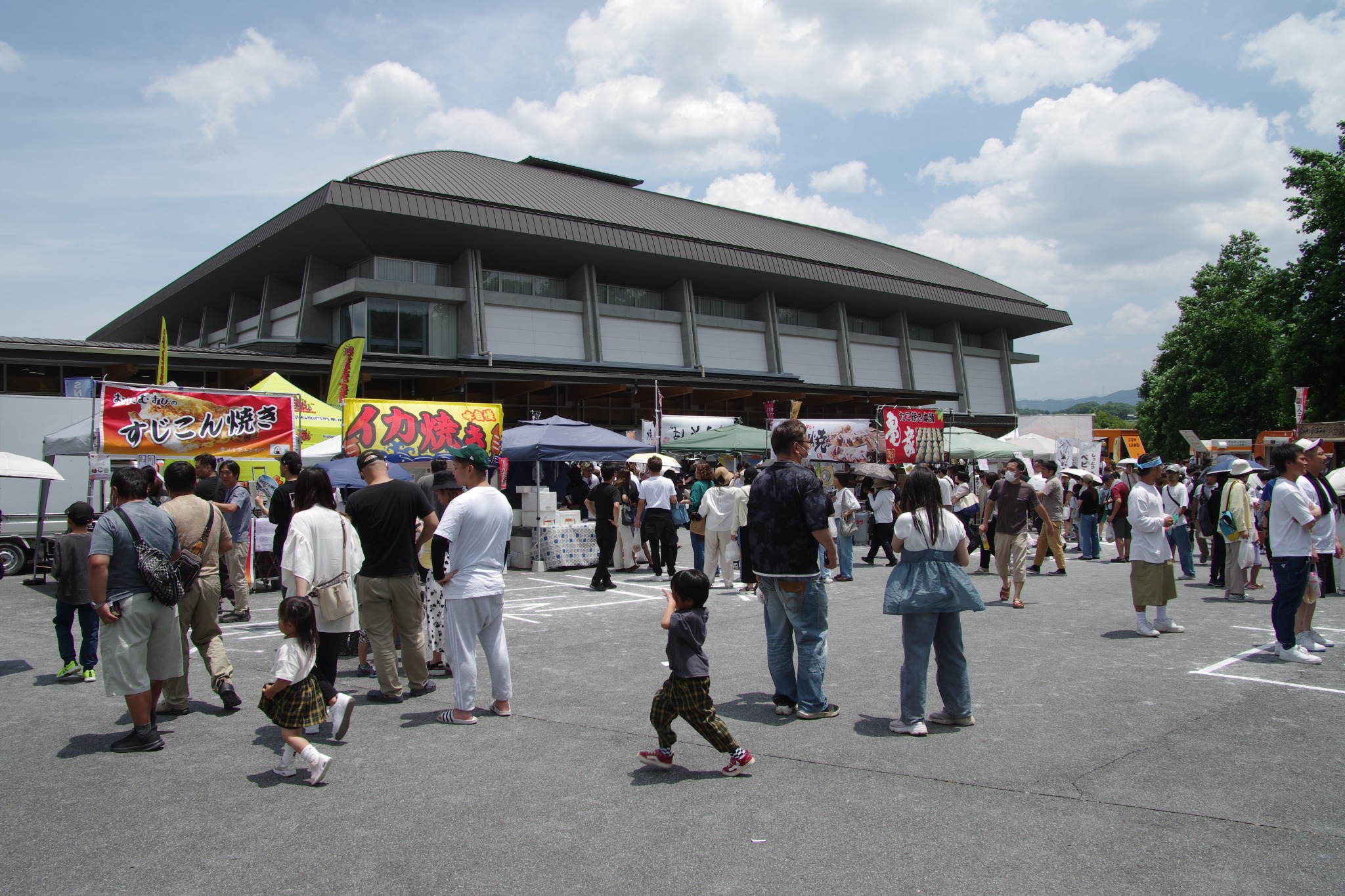 昨年の五條ふぇす会場外で飲食ブースに人が集まる様子