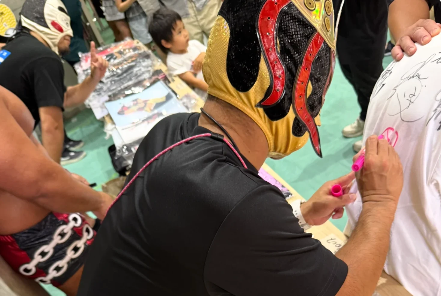 五條ふぇすてぃバルでのプロレス選手サイン会の様子